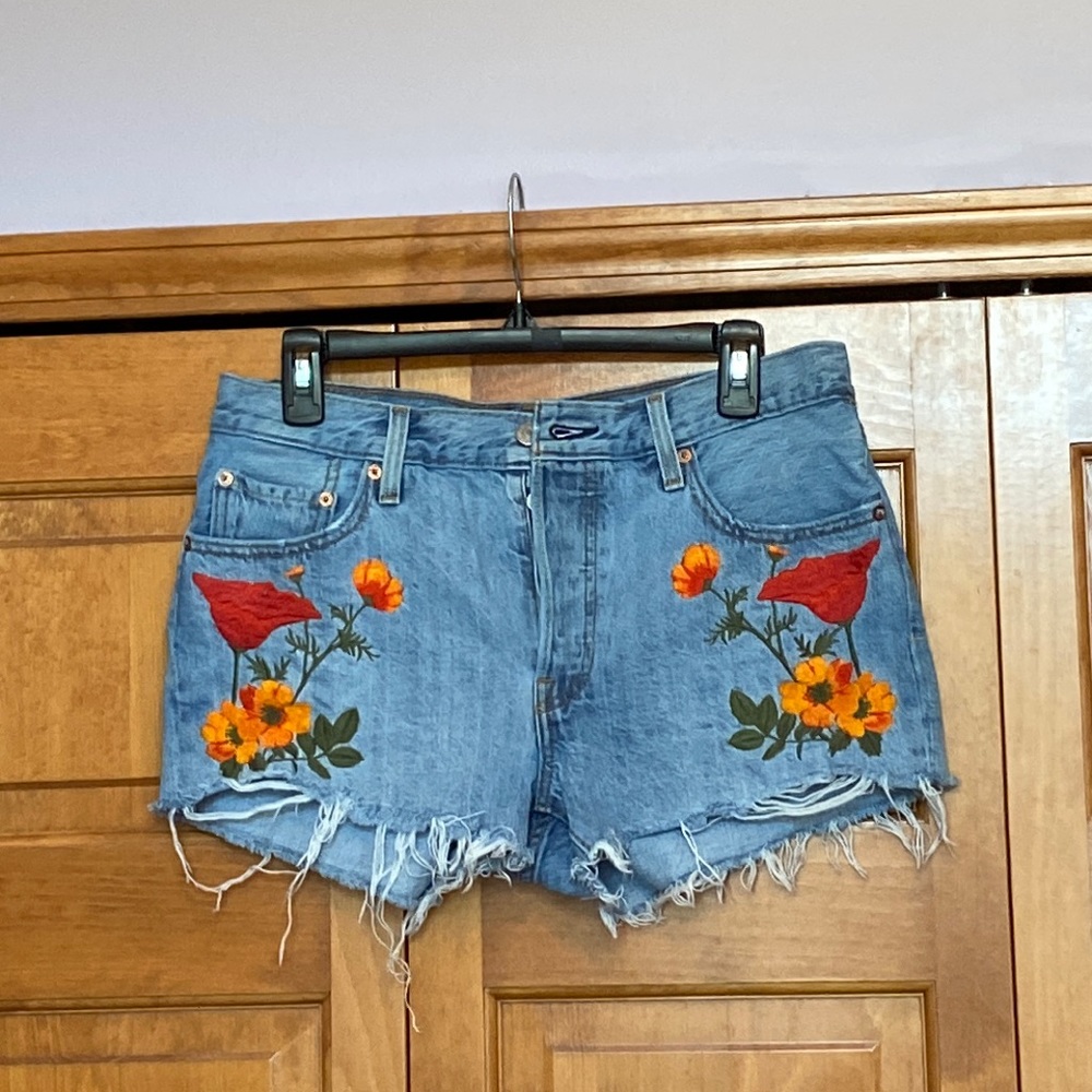 Levi Distressed Shorts , Size 29